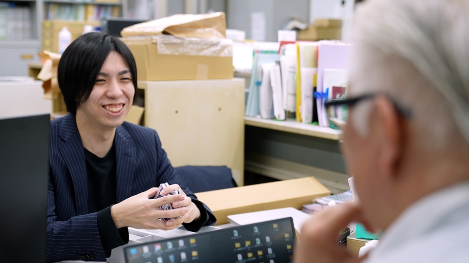 笑顔で会話をする幸彦さんと幸太郎さん