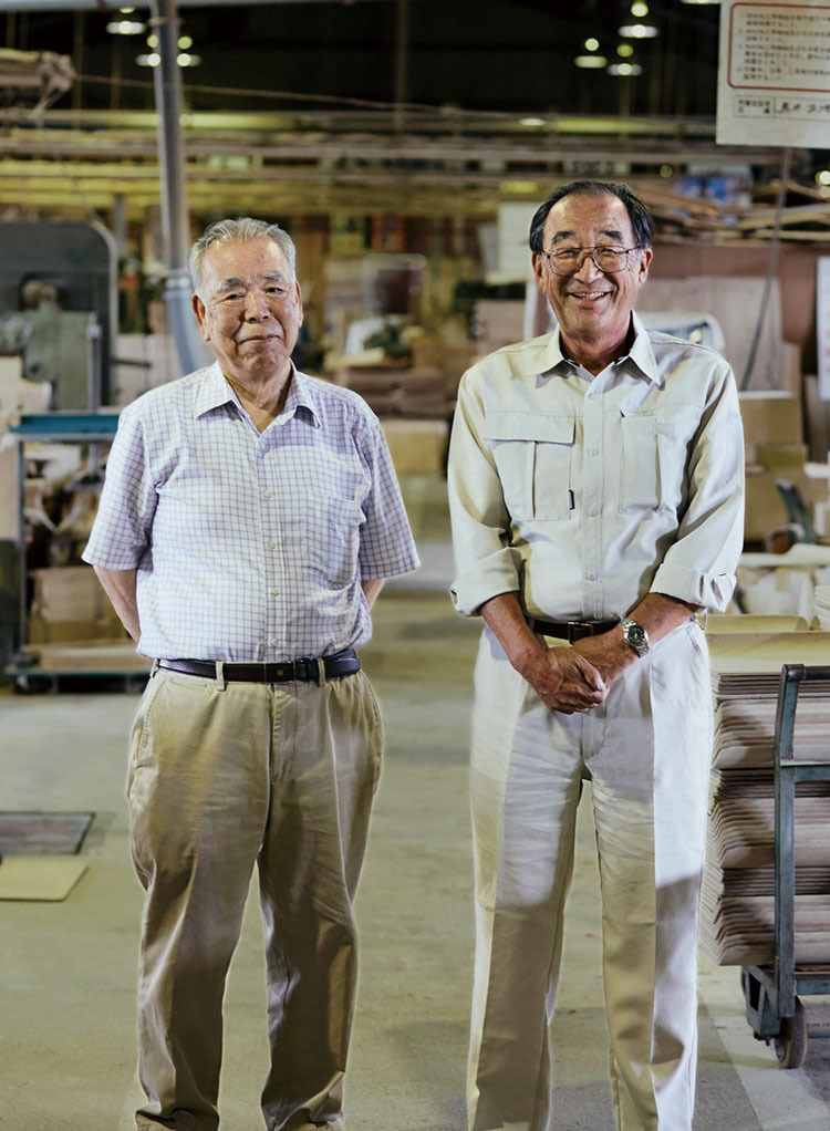 高橋氏（左）と、事業を引き継いだ北日本ボード工業の半田社長（右）