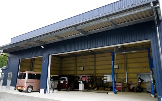 株式会社雅商会の整備工場