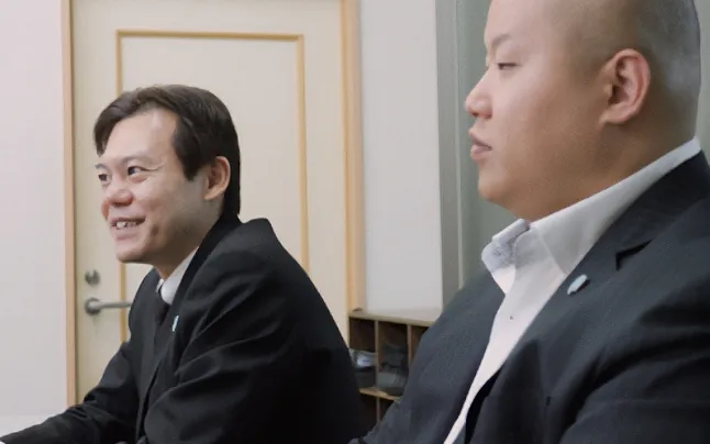 笑顔で取材を受ける田所さん