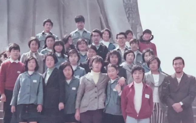 昔の従業員たちの集合写真