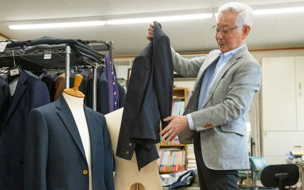 縫製の検品をする寺田 侑弘社長