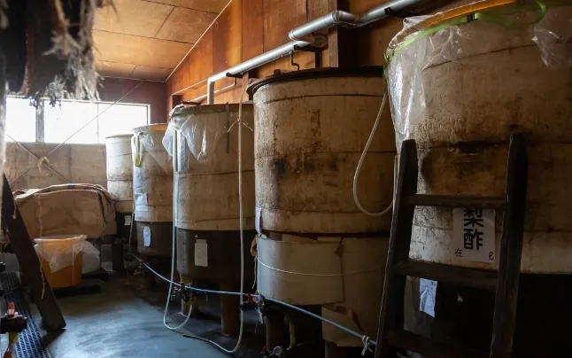 じっくり、ゆっくり発酵させて酢を造る「180日静置発酵法」