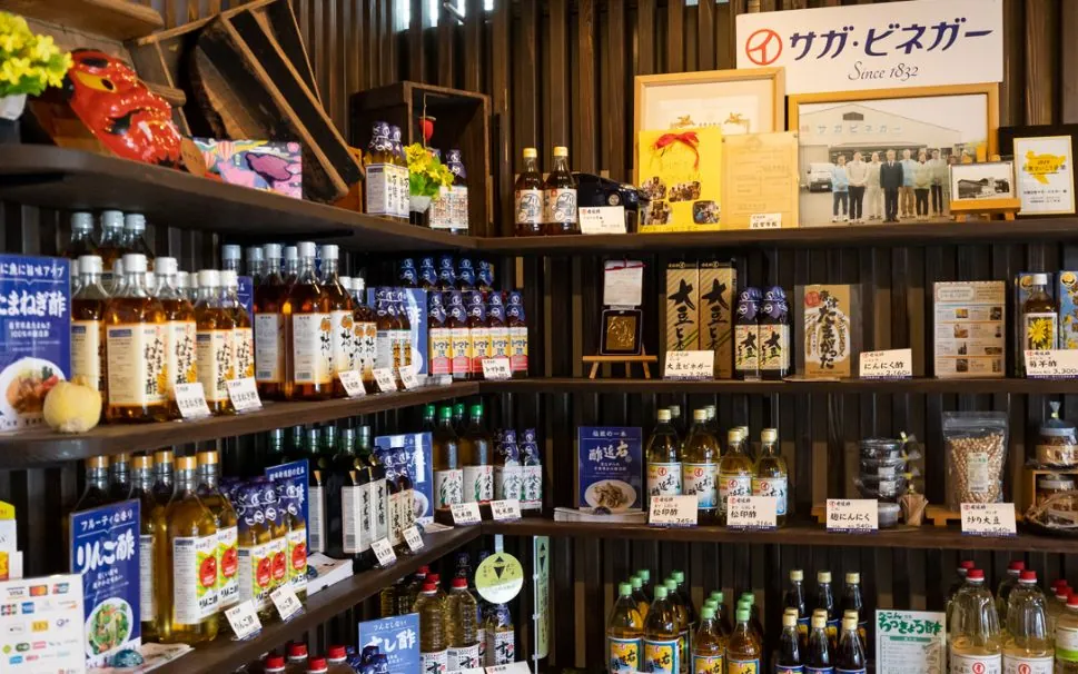様々なバリエーションの酢が並ぶ店頭