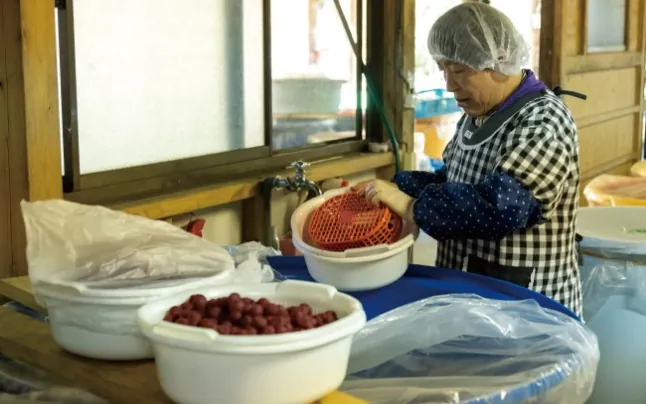 丁寧に作業に取り組む従業員