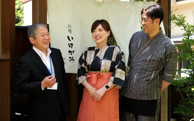 笑顔で語らう湯上夫婦と経営者保証コーディネーター深井 眞人さん