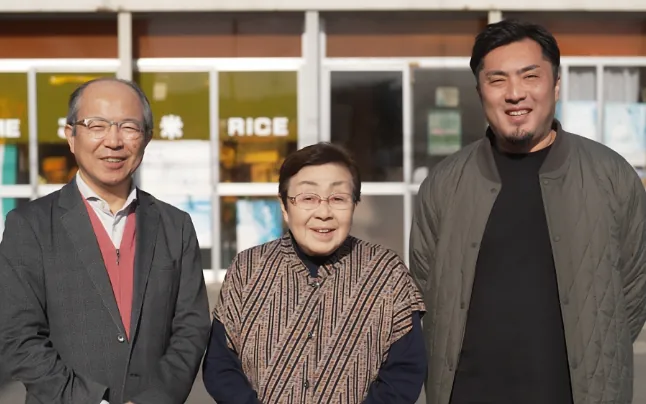 笑顔の上野さん・佐藤さん・柳原さん