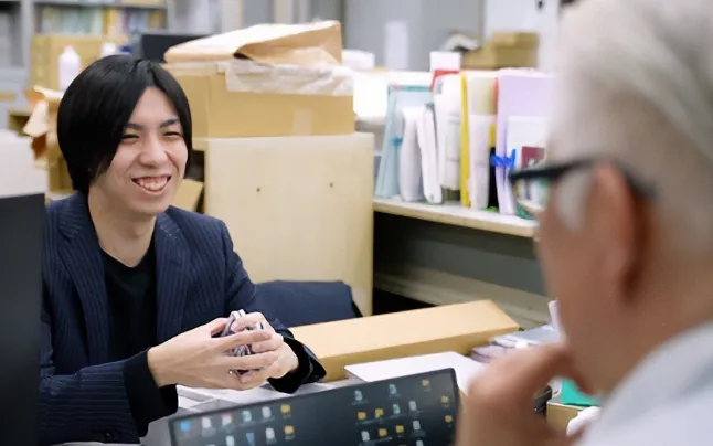 笑顔で会話をする幸彦さんと幸太郎さん