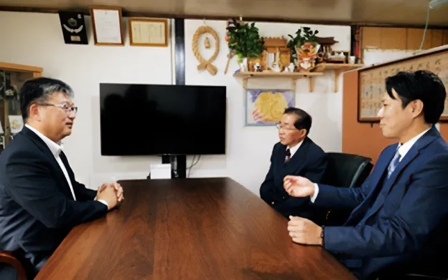  山岡さんに相談する德雄さん、祐二さん