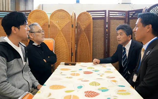 4者でのミーティングの様子