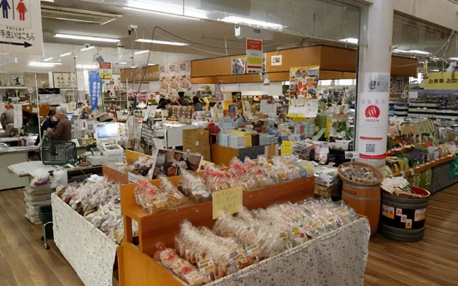 県内の土産物やスイーツなどが並ぶ店内