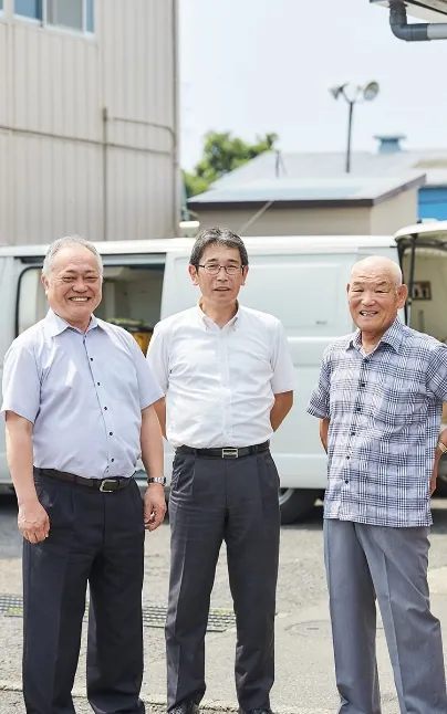  事業を譲渡したさいたま給食（株）中里氏（右）と埼玉県事業引継ぎ支援センター統括責任者、石川氏（中央）、ヤマト食品（株）岩見社長（左）