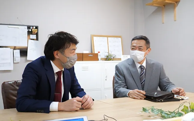 今後の展開を話し合う中谷さんと中本さん