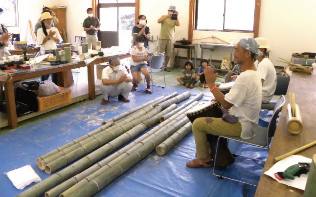 地元の竹を使って竹細工や水鉄砲などを作る創作体験コースを実施している