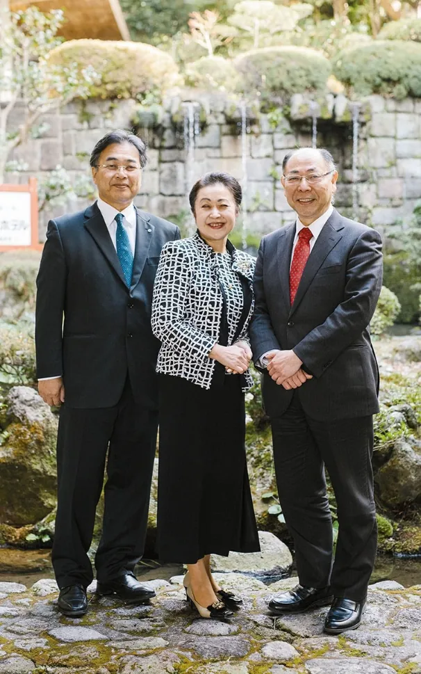 事業を譲り渡した加藤氏（右）と妻の由美氏（中央）、長崎県事業引継ぎ支援センターの統括責任者・小林氏（左）