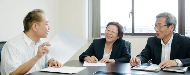 河内社長（左）のシルバー人材センターという構想の実現に向け、平原氏（中央）も新たな一歩を踏み出している