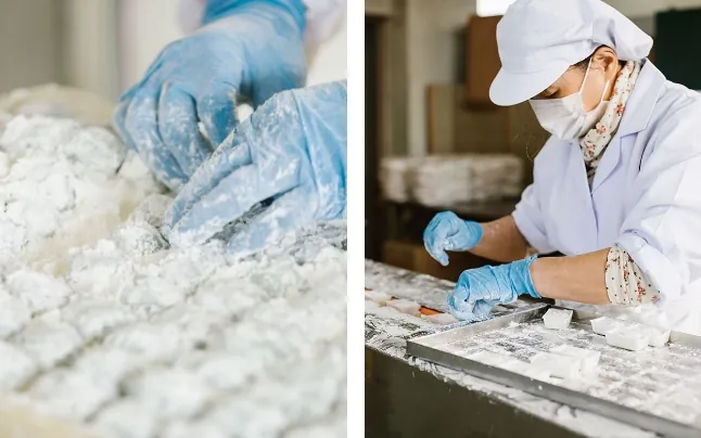 羽二重（はぶたえ）餅の製造風景。1つずつ手でコンベヤに乗せていく