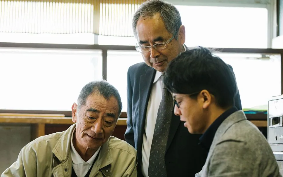 事業を譲り渡した中道氏（左）、福井県事業引継ぎ支援センターの舘氏（中央）、事業を譲り受けた嶋田氏（右）