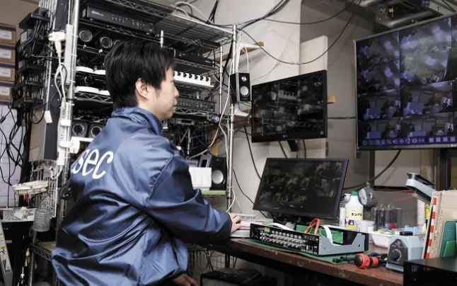 納品された製品に問題がないか、個体をひとつひとつ検品していく。かつて大企業に勤めていた時は完全に分業化していたが、ここでは経営者としてだけでなく、こうした技術者としての業務も日々こなしている