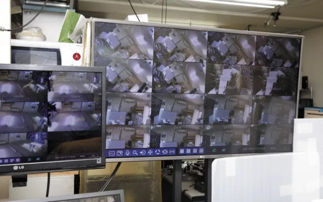 一画面に複数のカメラ画像をモニタリングできるグラフィックインターフェース。クライアントソフトを使えば、カメラを遠隔操作できる