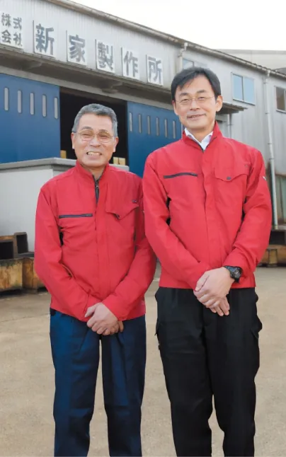 株式譲渡契約を交わした新旧の経営者たち。［手前左から］前代表の朝倉常夫さん、創業メンバーの判澤茂さん、［上段左から］現代表の川上勝さん、事務長の芳賀裕さん  