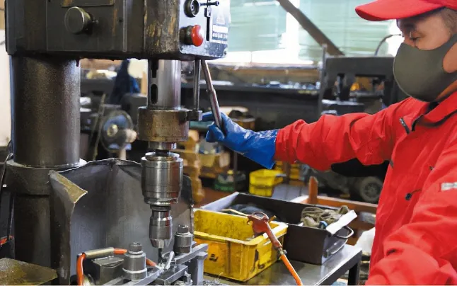 熟練した技能者がミリ単位で機械を調整し、部品を加工していく。技能者として一人前になるには、最低3～4年はかかるという